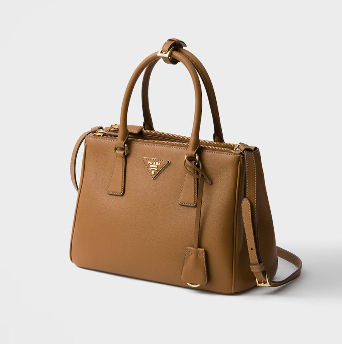 Il lusso è crisi? Prada raddoppia 5 Borsa Prada Galleria medium in pelle caramello | Credits: PRADA