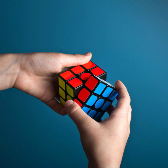 Anthropic, OpenAI e la corsa dei modelli: il vero vantaggio non è più avere l’AI più potente 3 Foto di Olav Ahrens Røtne su Unsplash